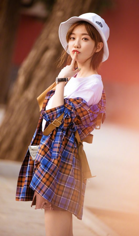 于莎莎美腿纤细笔直享受夏日时光(3/3)