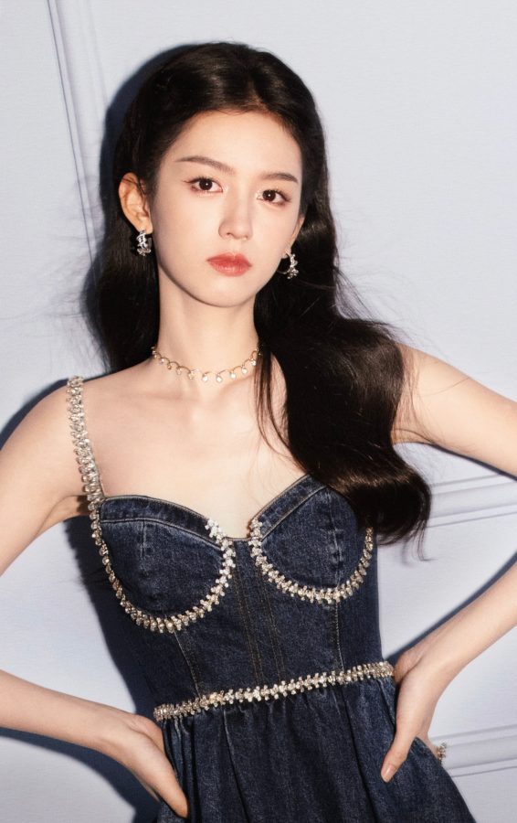 周也牛仔短裙衬托白皙美腿，青春活力十足(7/7)