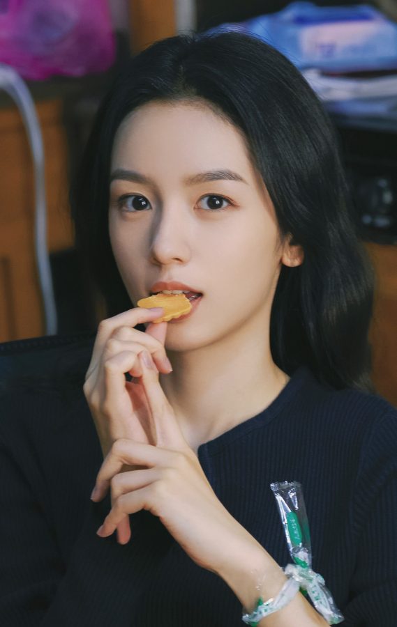 漂亮妹子周也美脸特写盯屏(1/7)