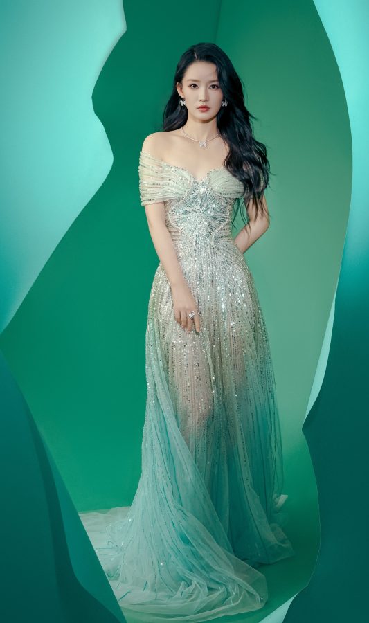 女明星李沁身着半透银光晚礼服出席第三届中国电视剧年度盛典(2/6)