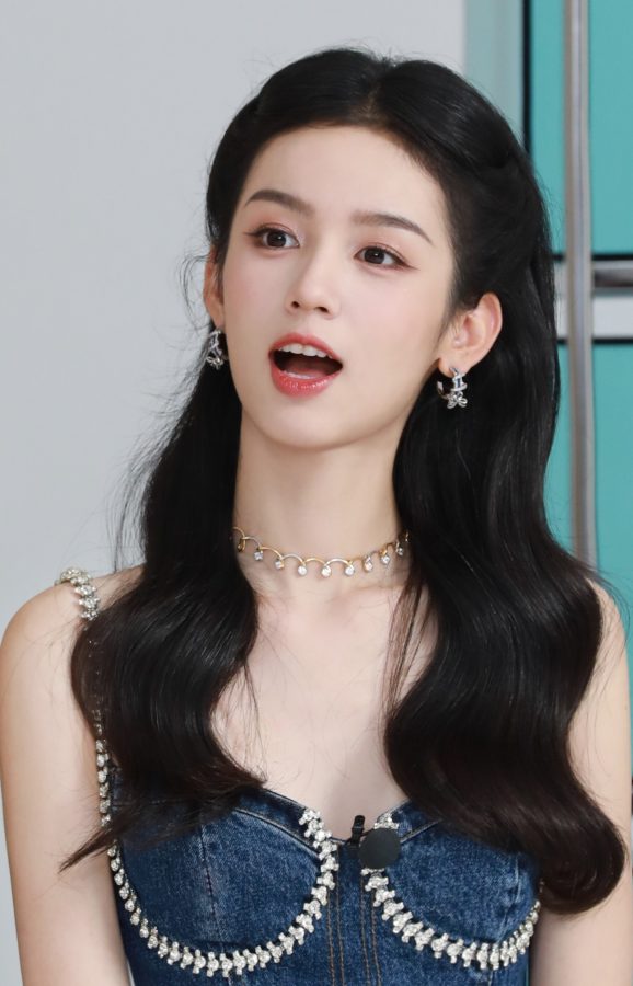 周也牛仔短裙衬托白皙美腿，青春活力十足(3/7)