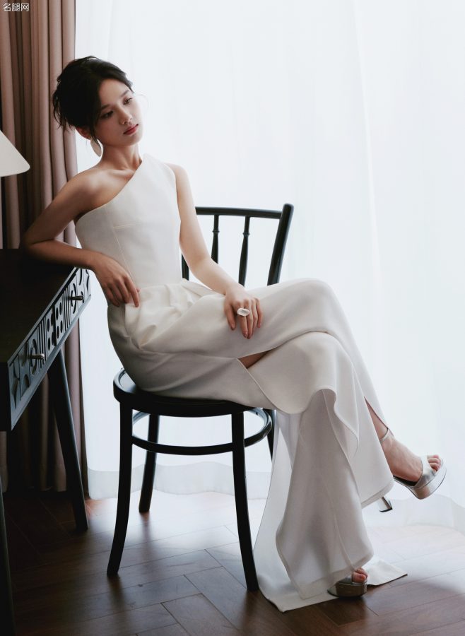 优雅女神张婧仪穿单肩设计衣服踩高跟凉鞋玉趾纤细(1/4)