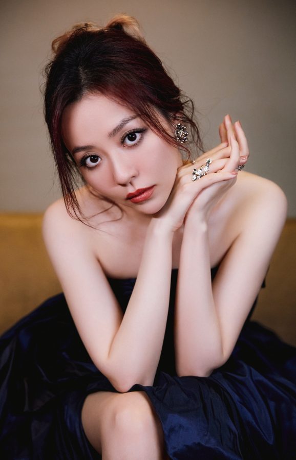 张靓颖穿低胸露肩礼服踩细高跟宛如一支暗夜里悄然绽放的蓝玫瑰(2/8)