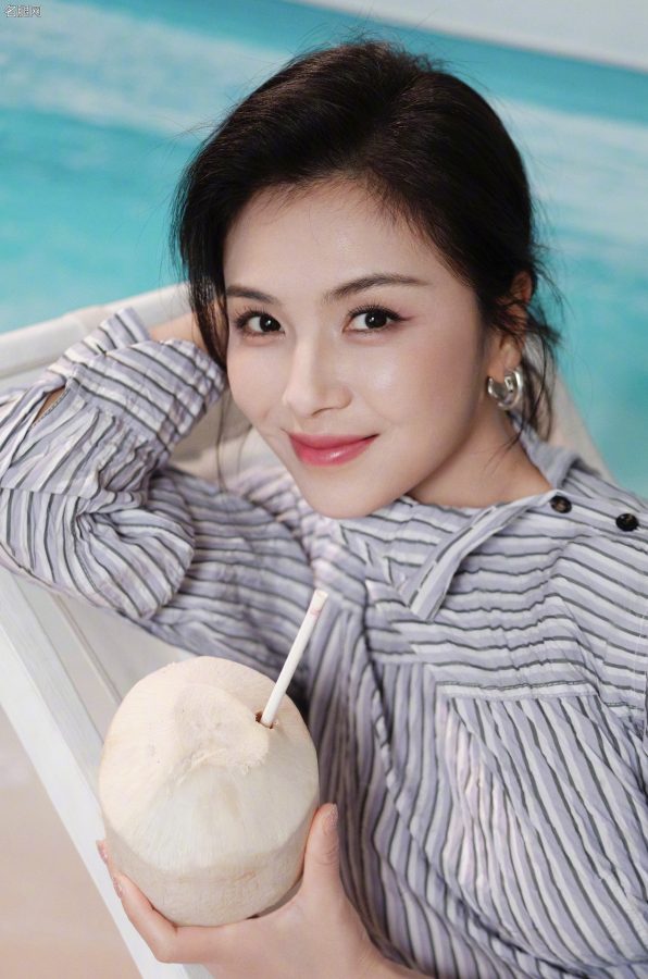 刘涛拍摄海边度假风美照！条纹连衣裙衬托修长玉腿(3/6)