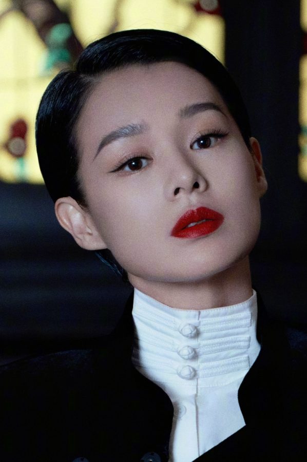 胡杏儿黑白搭配出高级感！纤细美腿微露，高跟鞋点缀女人味(5/6)
