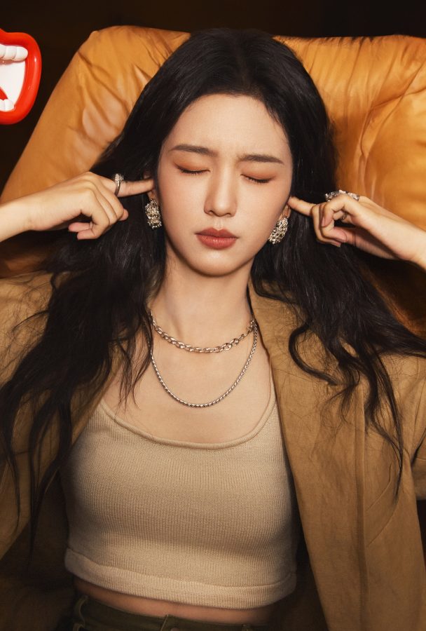美女演员周也穿工装靴秀光滑美腿(7/7)