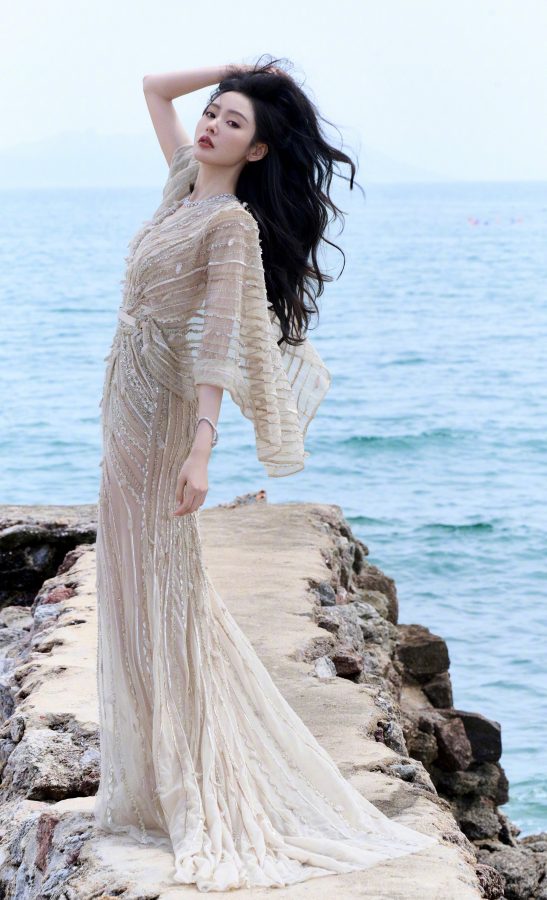 海边女神张天爱：轻纱曼妙，美腿若隐若现，尽显妩媚风情！(5/6)