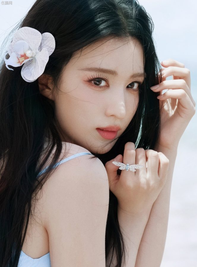 美女演员王楚然穿蓝裙在海边大秀美足(7/9)
