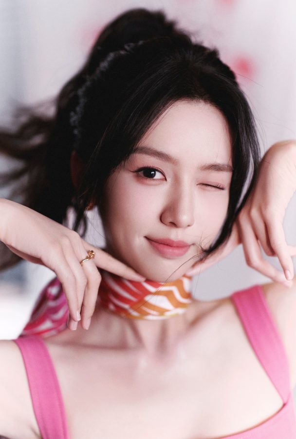 粉嫩甜妹周也穿超短连衣裙秀光滑细腿(6/7)