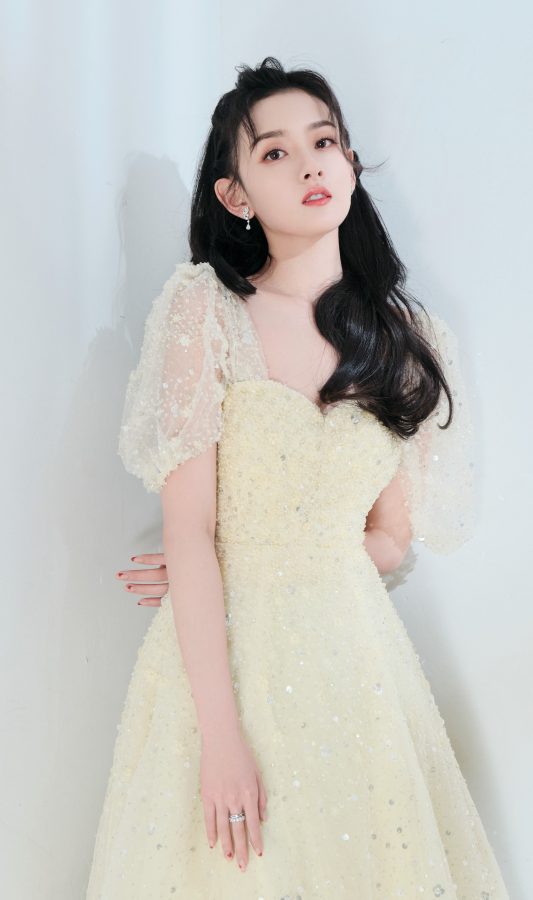 可爱甜妹的女星宋祖儿美脸盯屏(4/4)