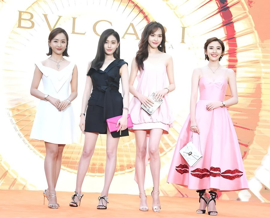 杨蓉、张天爱、唐嫣、唐艺昕同台秀腿，唐嫣身高优势明显(2/8)