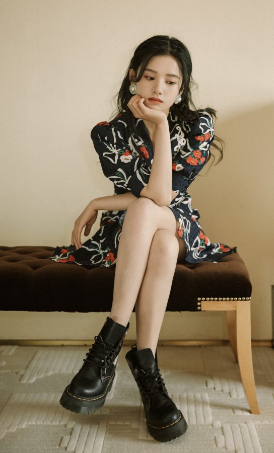 甜美少女张婧仪脸庞清纯！印花短裙大秀纤细美腿(1/3)