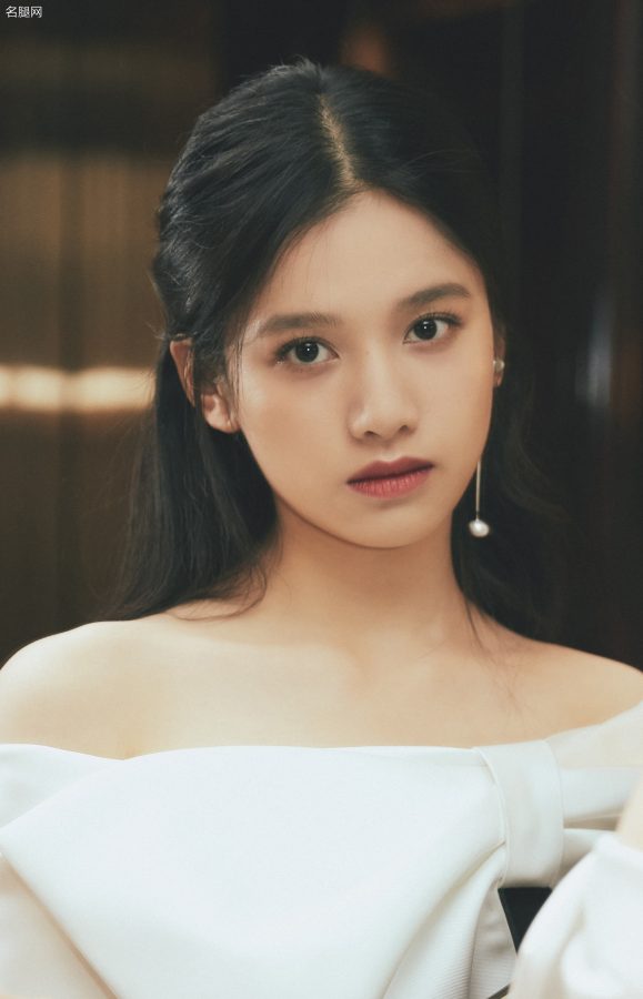 张婧仪黑白拼接礼服踩细跟凉鞋尽显曼妙身姿(3/3)