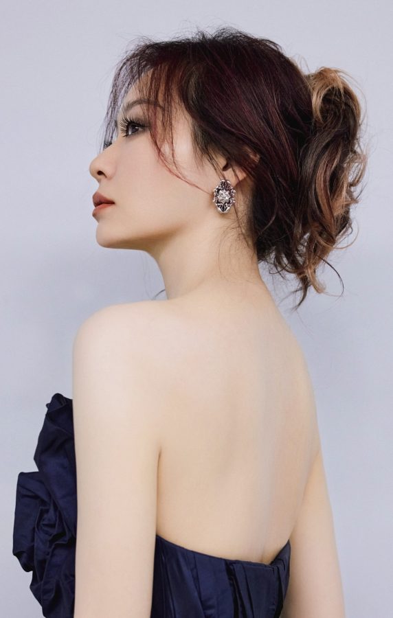 张靓颖穿低胸露肩礼服踩细高跟宛如一支暗夜里悄然绽放的蓝玫瑰(5/8)