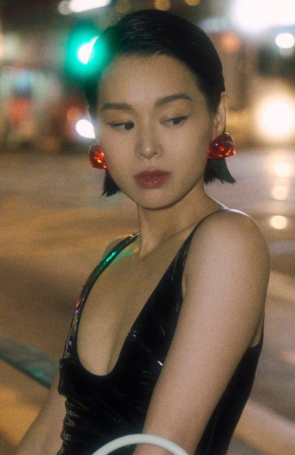 胡杏儿夜色下深V皮裙尽显S曲线，神秘魅惑眼神勾人(9/10)
