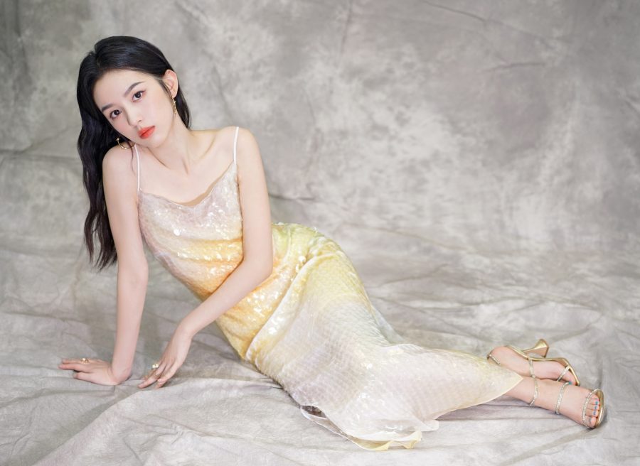 甜美系女神周也驾到！高跟凉鞋衬托纤细玉足(1/4)