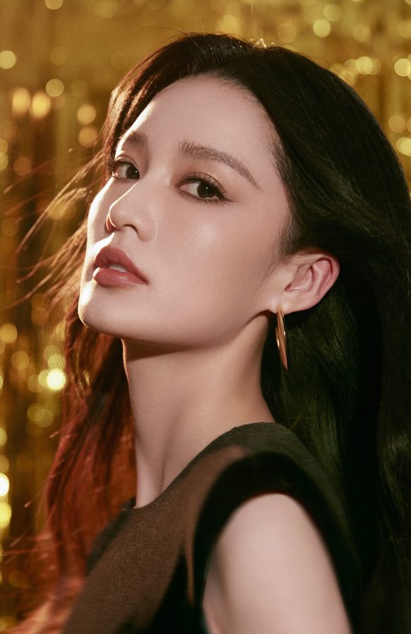 李沁“黑天鹅”造型惊艳！高开叉丝绒裙尽显S曲线，美腿太吸睛(4/4)