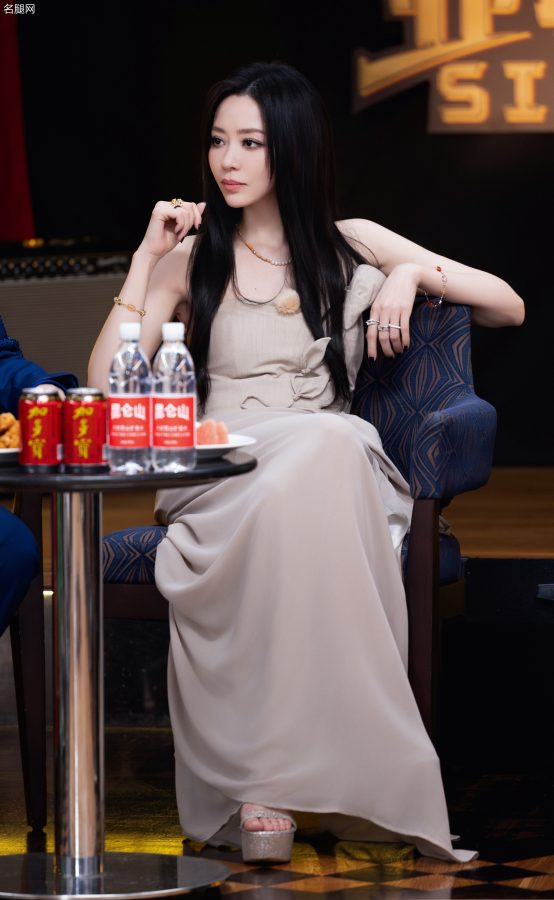 张靓颖穿开衩裙秀出白皙美腿，脚上踩了她最爱的防水台凉高跟(7/7)