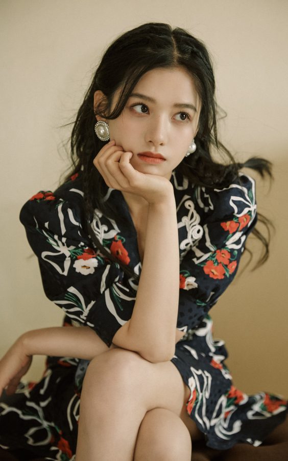 甜美少女张婧仪脸庞清纯！印花短裙大秀纤细美腿(2/3)