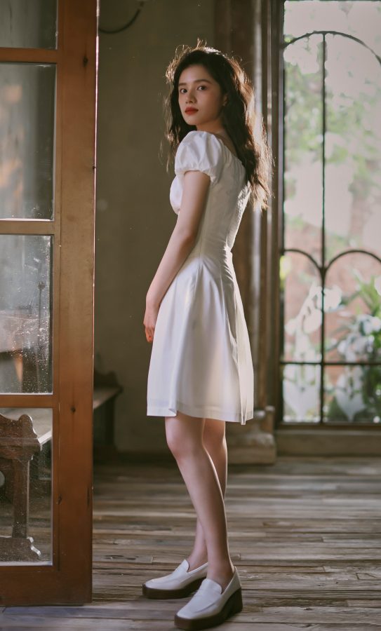张婧仪清纯温柔气质穿白裙展现自发光玉腿(1/2)