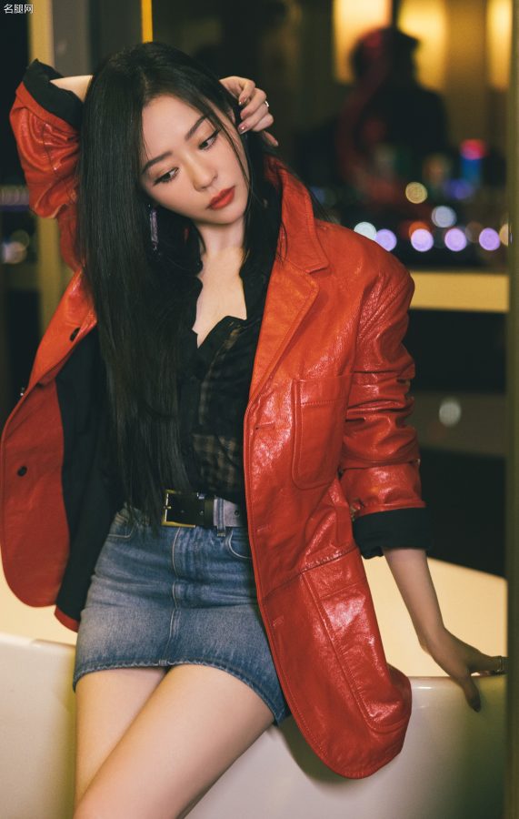 清纯与性感并存！舞台上的张靓颖光彩夺目，一双无敌美腿吸睛无数(8/12)