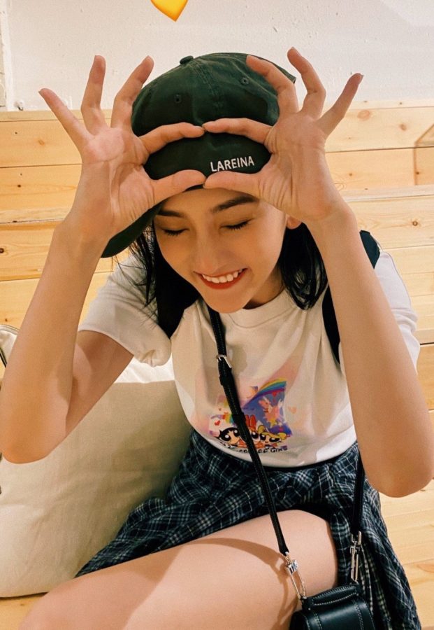 青春活力少女宋祖儿休闲穿搭大秀纤细美腿棒球帽反戴超可爱(2/2)