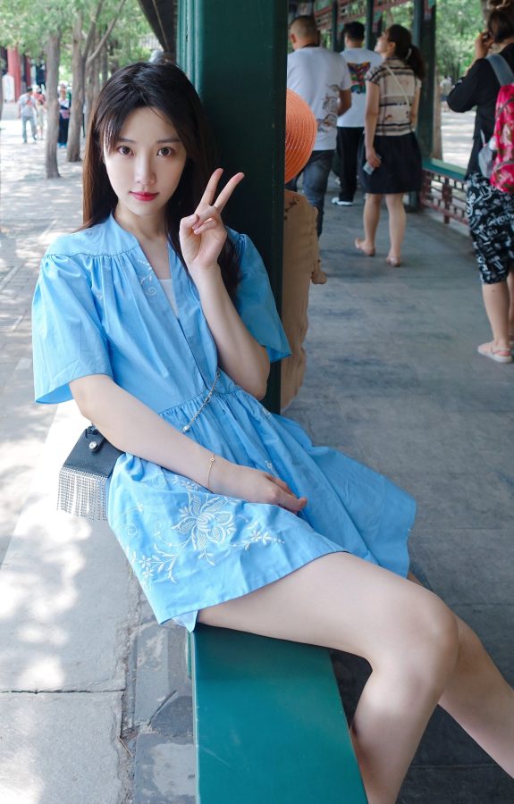 张纯烨蓝裙白腿展现清纯甜美少女感(1/2)