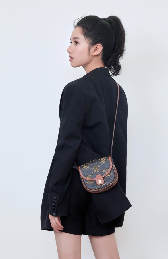 张婧仪坐在地板上展示纤白的少女美腿(3/3)
