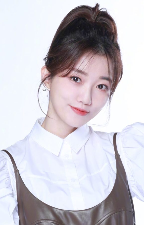 于莎莎踩红色尖头高跟拍摄定妆照(2/2)