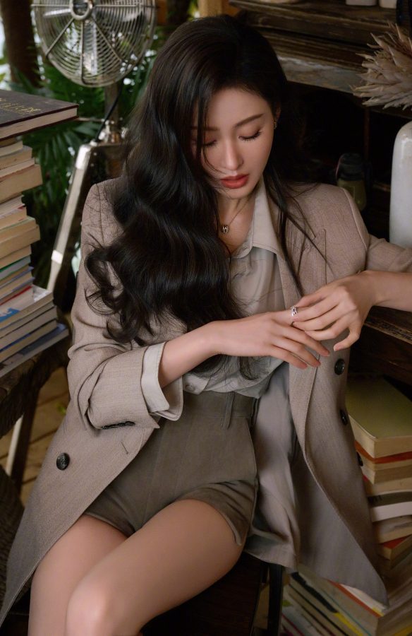 张天爱长筒靴下的美腿诱惑！知性甜美风，尽显曼妙身姿。(3/9)