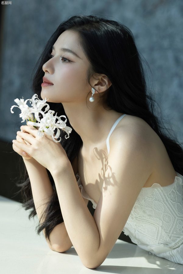 张婧仪穿吊带低胸裙闭眼享受温暖阳光(6/7)