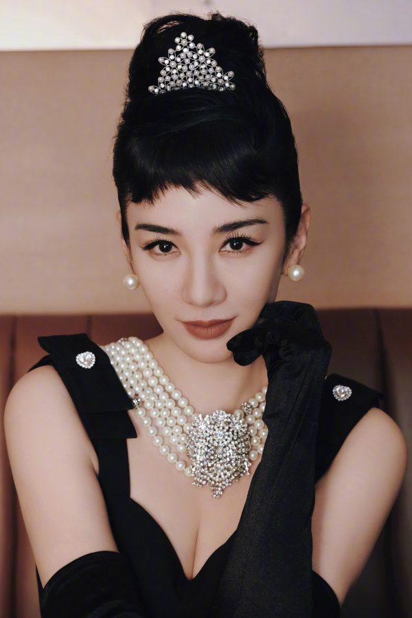 黄奕cos奥黛丽赫本事业线微露眼神摄人(2/5)