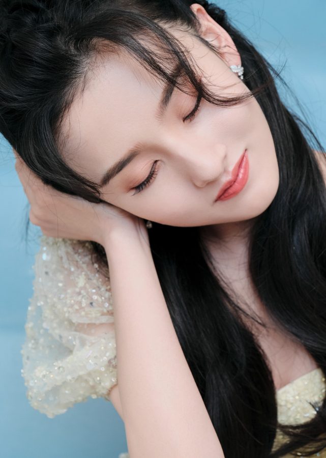可爱甜妹的女星宋祖儿美脸盯屏(3/4)