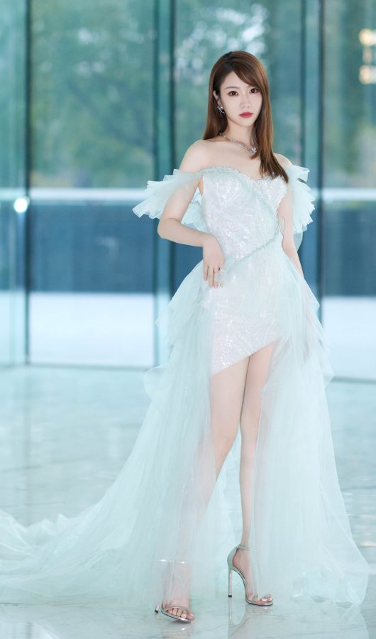 甜美公主风张纯烨穿薄纱拖尾礼服大秀纤细美腿(1/4)