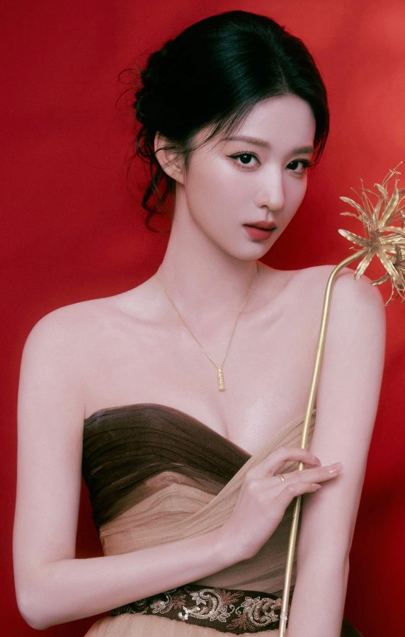 优雅女神王楚然展现迷人魅力露香肩秀白沟玉臂(2/6)