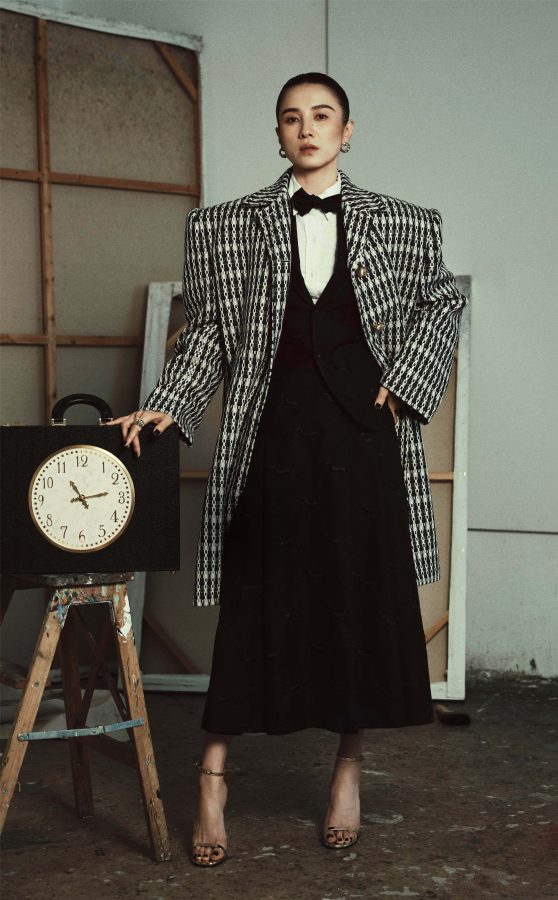 宋佳演绎“霸道女总裁”风，千鸟格大衣配银色细跟凉鞋尽显高级感！(4/8)