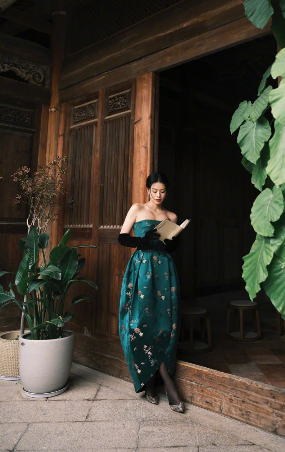 胡杏儿一袭墨绿丝绸裙配黑丝，尽显高贵典雅气质(3/4)