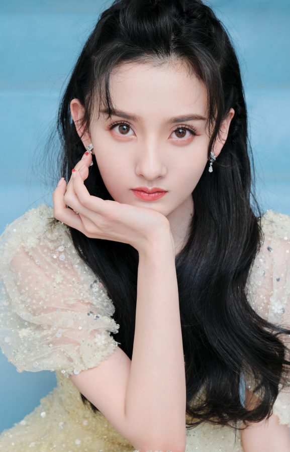 可爱甜妹的女星宋祖儿美脸盯屏(1/4)