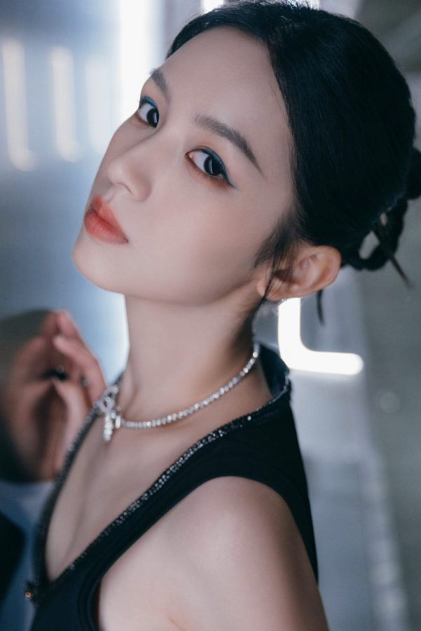 周也甜美蝴蝶结印花牛仔裙秀玉腿！(6/7)
