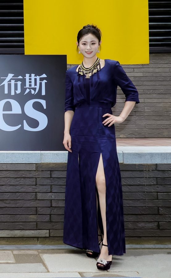 空手道美女龚莉穿开衩裙和惠若琪合照(5/5)