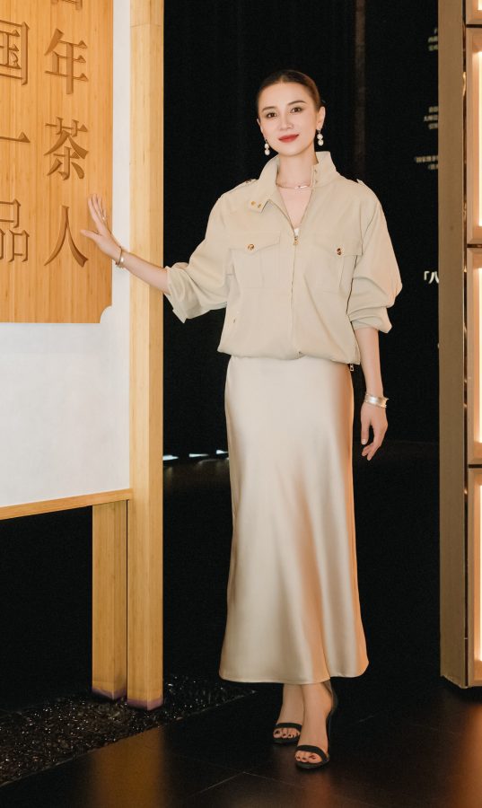 气质女神宋佳休闲穿搭：米色系长裙配一字带凉高跟鞋，知性又大气！(6/7)