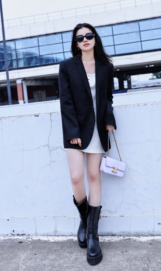 张婧仪现身机场展示纤细的白腿(1/8)