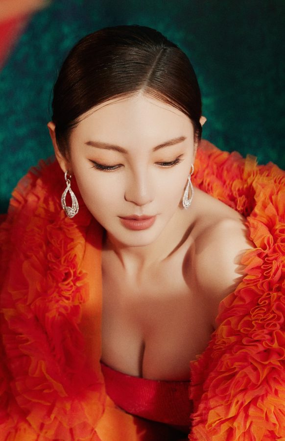 张雨绮穿橙色低胸长裙秀半球美得令人窒息。(4/11)