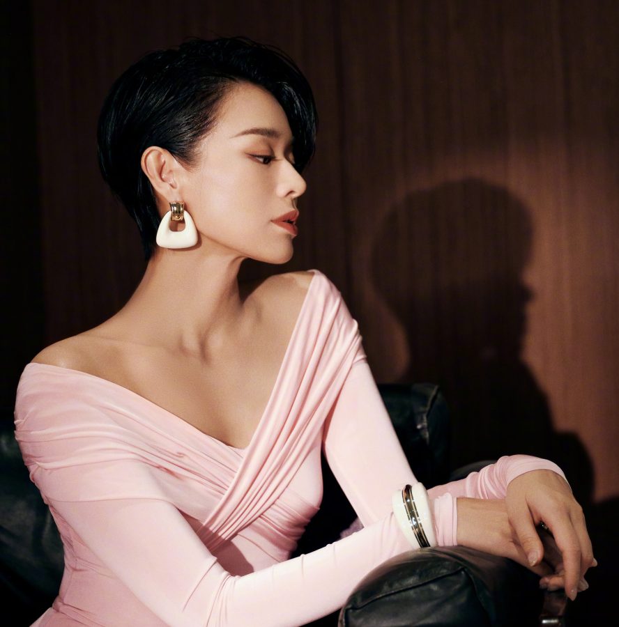 胡杏儿粉色丝绸裙尽显优雅，高开叉美腿与高跟鞋的完美结合！(7/7)