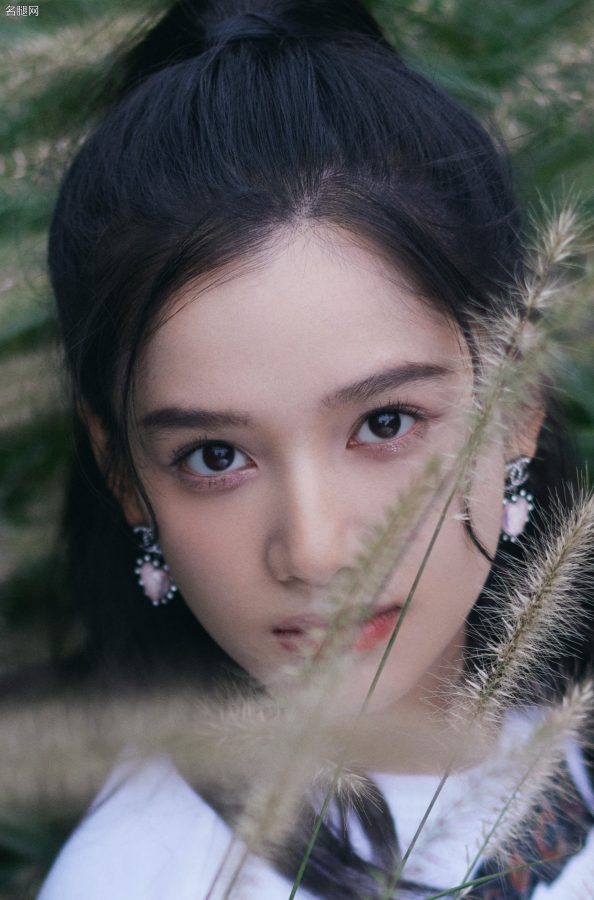 张婧仪清纯气质与美腿并存，俏皮动作活力满满(5/6)