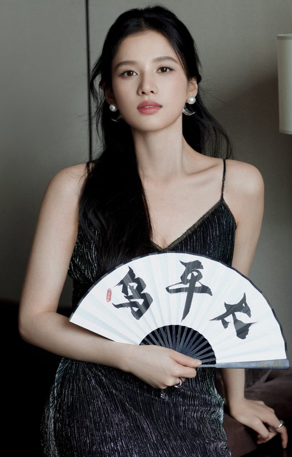 张婧仪穿低胸吊带裙踩防水台凉高跟手持折扇东方韵味(2/4)