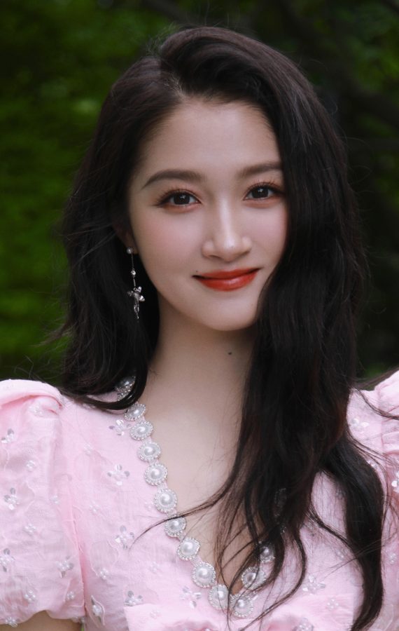关晓彤身穿甜粉连衣裙踩高跟凉鞋衬托白皙长腿，尽显少女魅力！(4/5)