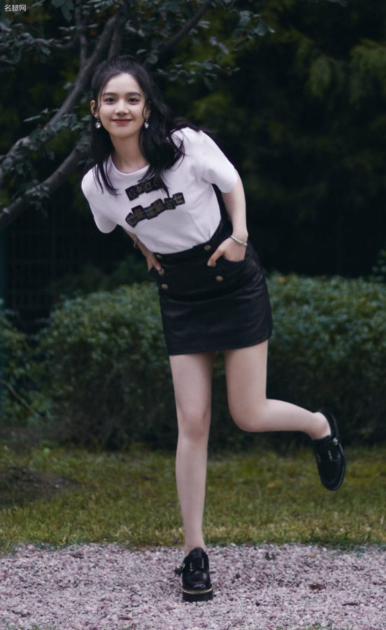 张婧仪清纯气质与美腿并存，俏皮动作活力满满(1/6)