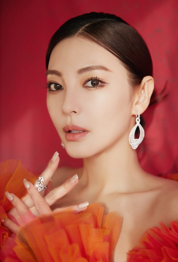 张雨绮穿橙色低胸长裙秀半球美得令人窒息。(8/11)
