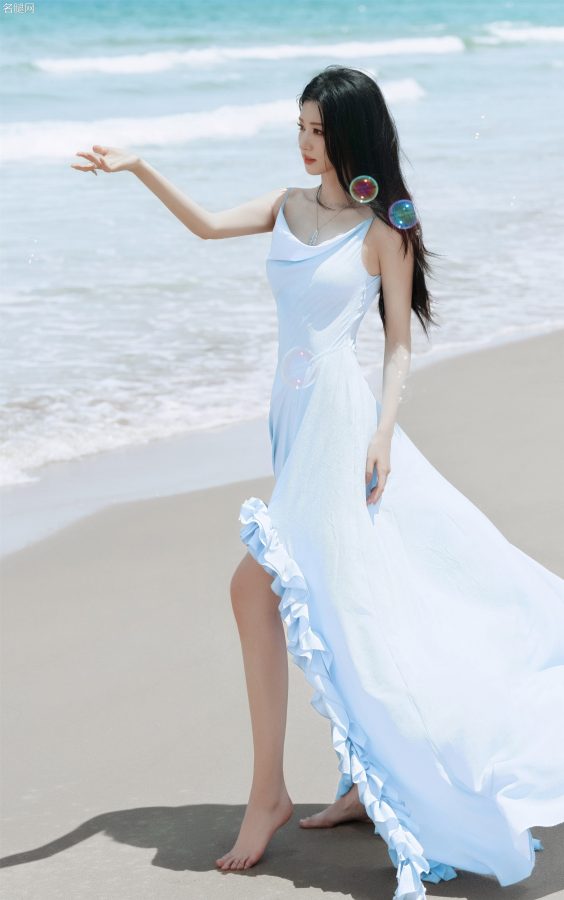 美女演员王楚然穿蓝裙在海边大秀美足(3/9)